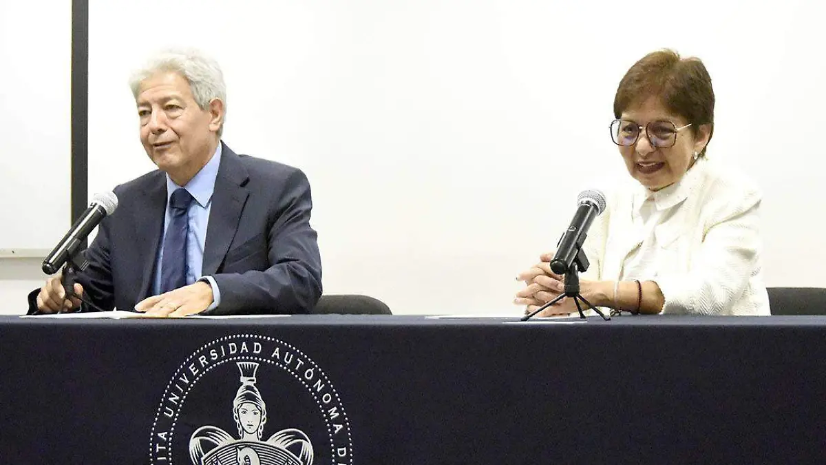 La doctora Lilia Cedillo reconoció la divulgación científica que realiza para difundir su labor educativa